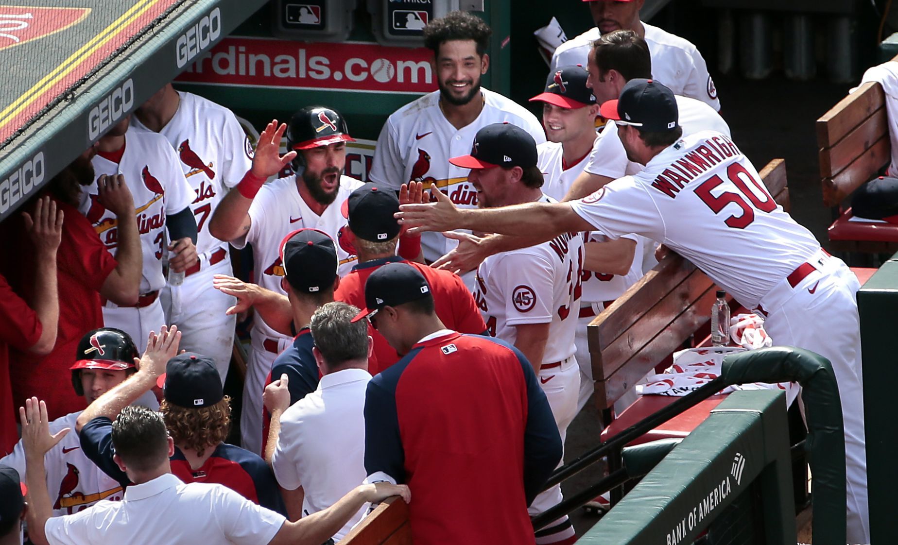 Reds sweep Cardinals 8-7